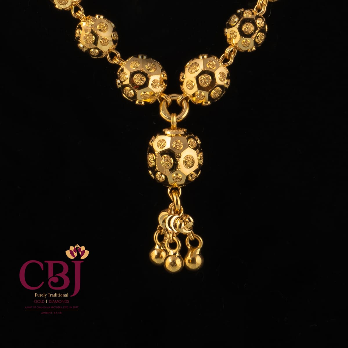 Simple single line DD ball necklace.