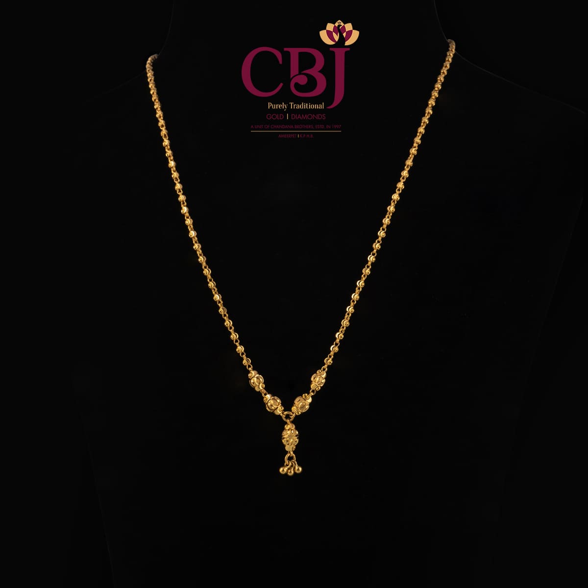 Simple single line DD ball necklace.