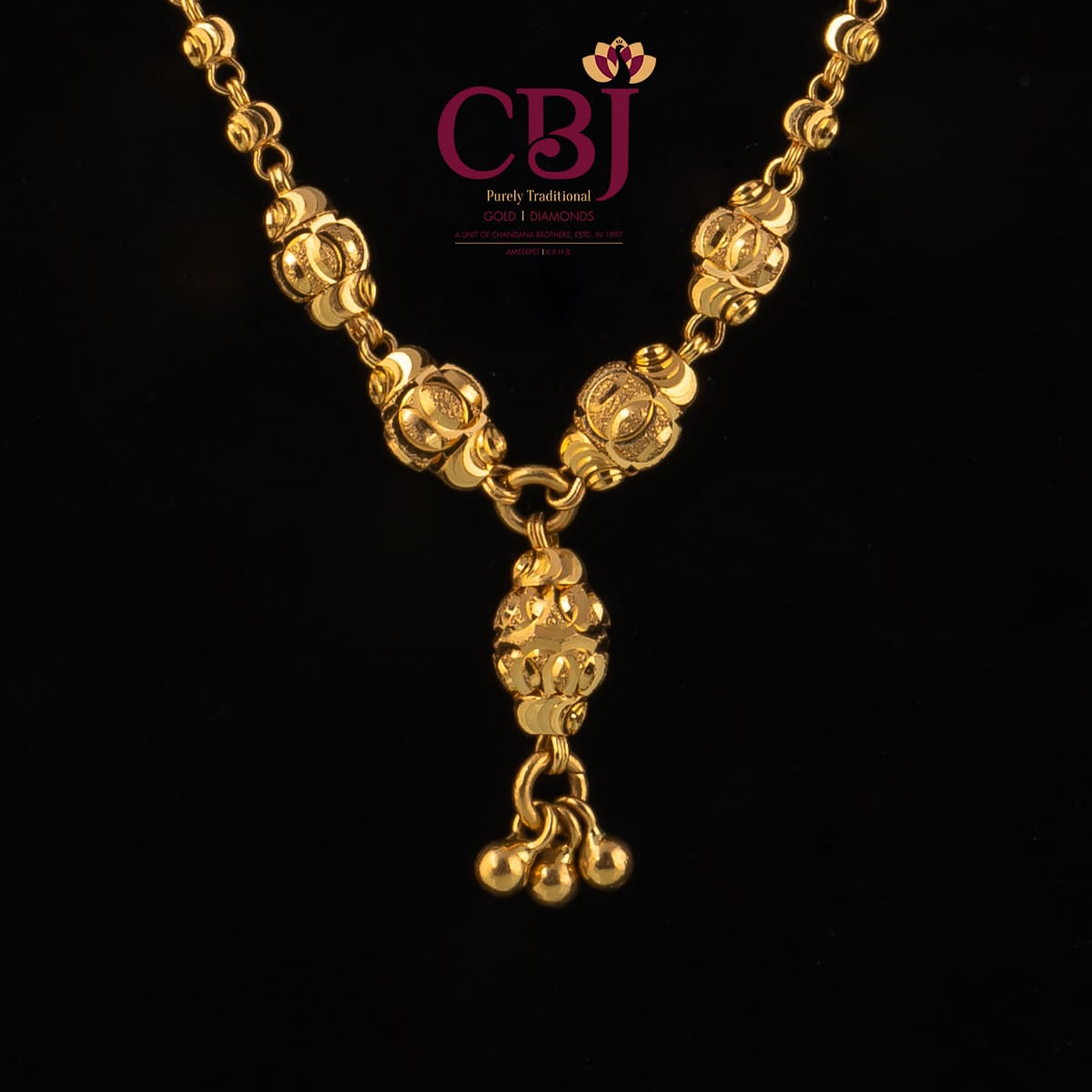 Simple single line DD ball necklace.