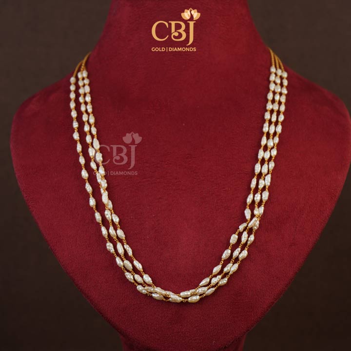 A simple and significant 3 line design featuring rice pearls.
