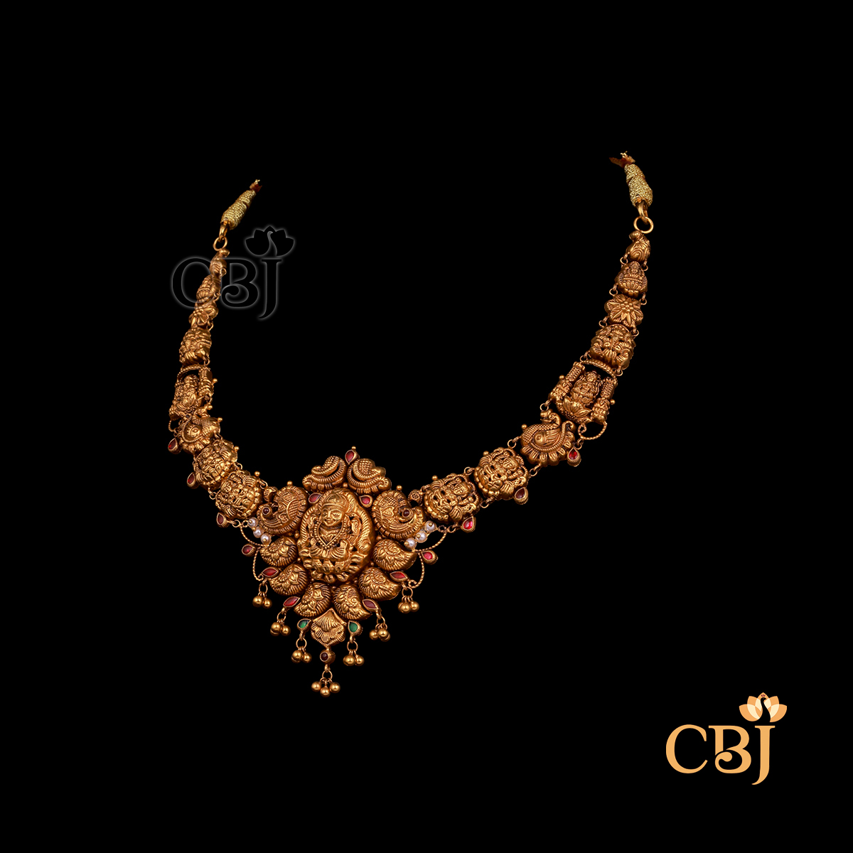 14 grams antique short gold necklace displayed as a compact gold necklace with antique finish