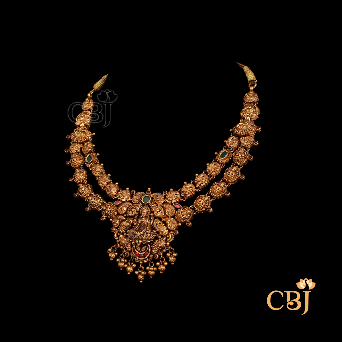 23 grams antique Nakshi short gold necklace featuring detailed carved patterns